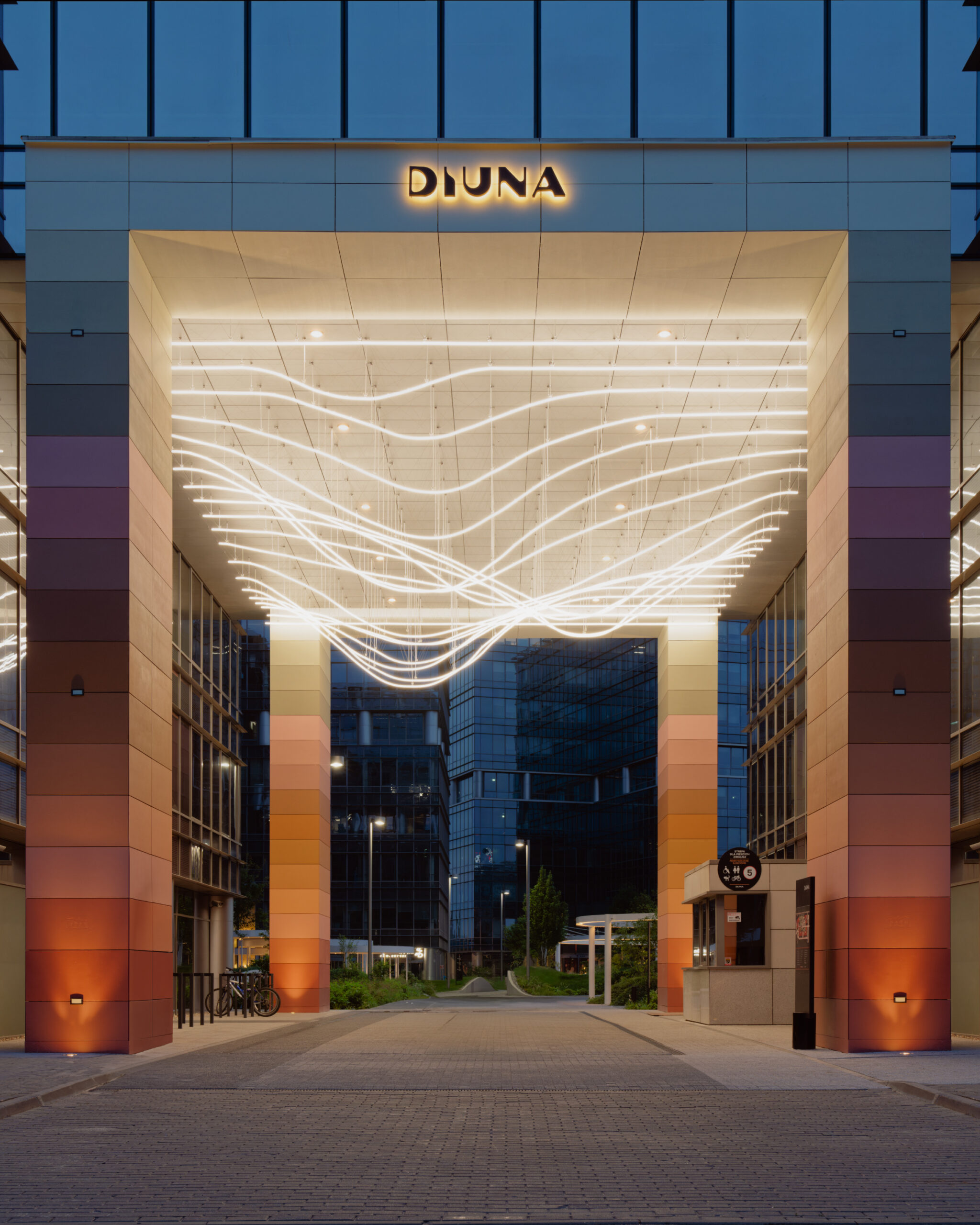 DIUNA_MJZ_-2-main-entrance-with-light-sculpture